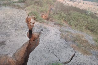 Landslide in Dhanbad  dhanbad news  jharkhand news  ധന്‍ബാധിലെ ഖനി അപകടം  ജാര്‍ഖണ്ഡ് വാര്‍ത്തകള്‍  അനധികൃത ഖനനം