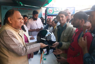 MLA CP Singh and Mayor Asha Lakra distributed helmets in Ranchi