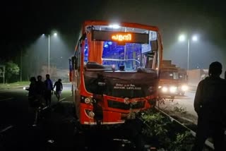 കെഎസ്‌ആർടിസി സ്വിഫ്റ്റ് ബസ്  സ്വിഫ്റ്റ് ബസ് അപകടത്തിൽപ്പെട്ടു  തൃശൂർ  thrissur  KSRTC swift bus accident  KSRTC swift bus  പീച്ചി പൊലീസ്