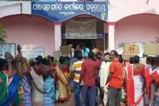 public protest for student do not get food in tribal hostel in mayurbhanj