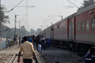 smoke rising from anand vihar express in sahibganj district