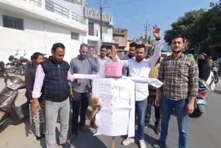 Youth Congress workers burn effigy