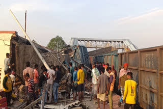 Train accident  Goods train crashes in to waiting hall in Jajpur  Goods train accident in Jajpur Odisha  Goods train accident  train accident in Jajpur Odisha  ട്രെയിന്‍ വെയിറ്റിങ് ഹാളിലേക്ക് ഇടിച്ചു കയറി  പാളം തെറ്റിയ ഗുഡ്‌സ് ട്രെയിന്‍ ഇടിച്ച് അപകടം  ഒഡിഷയിലെ ജാജ്‌പൂര്‍  കൊരായ്‌ റെയില്‍വേ സ്റ്റേഷന്‍  കൊരായ്‌  ട്രെയിന്‍ അപകടം