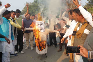 जहानाबाद में पंचायती राज मंत्री का पुतला दहन