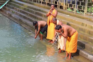 അയ്യപ്പഭക്തര്‍  bhasma kulam and devotees at sabarimala  ഭസ്‌മക്കുളം  ഭസ്‌മക്കുളം തുറന്നു  ഭസ്‌മക്കുളം ശബരിമല  ശബരിമല  ശബരിമല തീർഥാടകർ  ശബരിമല ഭക്തർ  ഭസ്‌മക്കുളത്തില്‍ അയ്യപ്പഭക്തര്‍ സ്‌നാനം  ഭസ്‌മക്കുളം സ്‌നാനം  sabarimala  bhasma kulam sabarimala  devotees at sabarimala