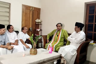 shashi tharoor mp reached panakkad  shashi tharoor  shashi tharoor mp met league leaders  league leaders and shashi tharoor discussion  ശശി തരൂർ  ശശി തരൂർ എംപി  ശശി തരൂർ എംപി പാണക്കാട് എത്തി  ശശി തരൂർ എംപി മുസ്ലിം ലീഗ് നേതാക്കൾ ചർച്ച  മുസ്ലിം ലീഗ് നേതാക്കളുമായി കൂടിക്കാഴ്‌ച്ച ശശി തരൂർ  ശശി തരൂർ കൂടിക്കാഴ്‌ച മുസ്ലിം ലീഗ്  ശശി തരൂർ എംപി പാണക്കാട്  മുസ്ലിം ലീഗ്  സാദിഖ് അലി തങ്ങൾ