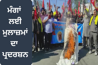 Demonstration of the government for the demands of the contract employees union at Hoshiarpur