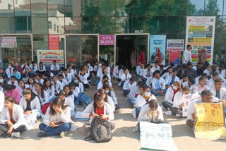 Protest against bond policy in Karnal Warning to close Karnal Medical College OPD