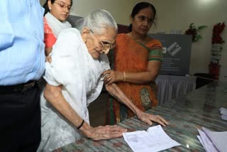 pm-modi-100-year-old-mother