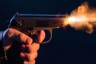 man shoots female friend in oyo in delhi
