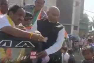 Congress leader captured distributing money in Gujarat campaign, video viral