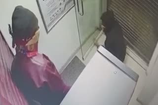 Indore Thieves broke ATM machine