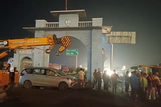 Lorry Hit Karnataka Tamilunadu Border Tower