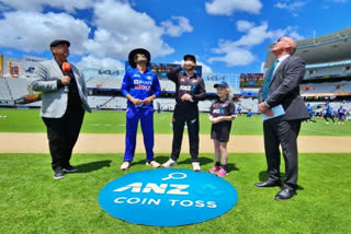 NZ vs IND first ODI  New Zealand win toss  New Zealand win toss and opt to field  New Zealand vs India 1st ODI  India tour of New Zealand 2022  Eden Park Auckland  ಟಾಸ್​ ಗೆದ್ದ ಬ್ಲ್ಯಾಕ್ ಕ್ಯಾಪ್ಸ್ ಫಿಲ್ಡಿಂಗ್ ಆಯ್ಕೆ  ಭಾರತ ನ್ಯೂಜಿಲೆಂಡ್​ ಏಕದಿನ ಸರಣಿ  ಇಂದಿನಿಂದ ಏಕದಿನ ಸರಣಿ ಆರಂಭ  ಭಾರತದ ವಿರುದ್ಧ ನ್ಯೂಜಿಲೆಂಡ್​ ತಂಡ  ನ್ಯೂಜಿಲೆಂಡ್​ ವಿರುದ್ಧ ಮೊದಲ ಏಕದಿನ ಪಂದ್ಯ  ಟಾಸ್​ ಗೆದ್ದಿರುವ ಬ್ಲ್ಯಾಕ್ ಕ್ಯಾಪ್ಸ್  ಹಂಗಾಮಿ ಕೋಚ್ ವಿವಿಎಸ್​ ಲಕ್ಷ್ಮಣ್