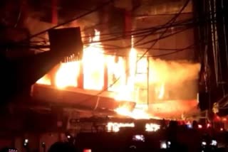 دہلی کی سب سے بڑی الیکٹرانک مارکیٹ بھاگیرتھ پیلس میں آتشزدگی