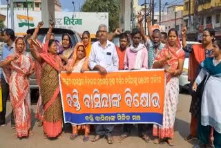 displaced people protest in front of cmc office