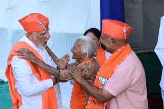 Narendra Modi met with 104 year old Manek Ba in Bavla of Gujarat after Election Campaign