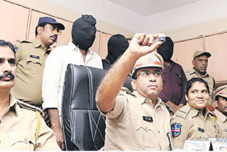 Drug peddlers hit Excise team's car while fleeing in Hyderabad, held