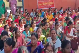 Mid day meal workers protest