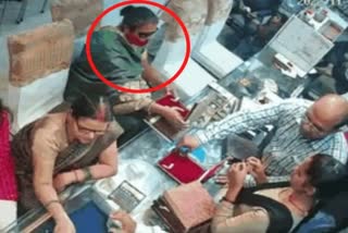 woman thief caught on camera in gorakhpur