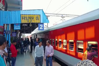 delhi-howrah-main-line-accident-trains-operation-in-deoghar-delayed-on-route-due-to-police