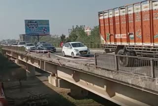 Car fallls from flyover