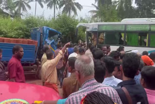 അയ്യപ്പ ഭക്തർ സഞ്ചരിച്ച വാഹനം അപകടത്തിൽപ്പെട്ടു  കണ്ണൂരിൽ അയ്യപ്പ ഭക്തരുടെ വാഹനം അപകടത്തിൽപ്പെട്ടു  ശബരിമലയ്‌ക്ക് പോയ വാഹനം അപകടത്തിൽപ്പെട്ടു  അയ്യപ്പ ഭക്തരുടെ വാഹനം മറിഞ്ഞു  ബസും മിനി ലോറിയും കൂട്ടിയിടിച്ചു  sabarimala pilgrims bus accident in kannur  kannur bus accident  bus and mini lorry collided  bus accident in kannur  പാനൂർ തങ്ങൾപീടിക