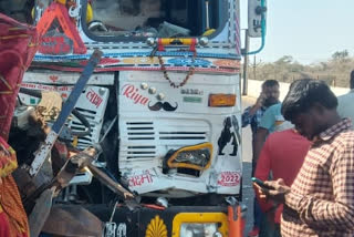 MP Shivpuri Fierce collision of two trucks one dead