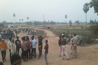उत्पाद विभाग की टीम पर ग्रामीणों का हमला