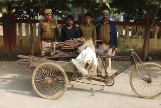 नोएडा में बंद फैक्ट्री से लोहे की चोरी करने वाले दो शातिर गिरफ्तार