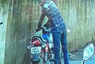 Ujjain Bike theft caught on CCTV
