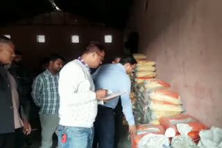 मधेपुरा में खाद कालाबाजारी की शिकायत पर कई गोदाम में छापेमारी, खाद विक्रेताओं में मचा हड़कंप