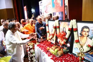 Siddaramaiah paid floral tributes to Kanakadasa's portrait