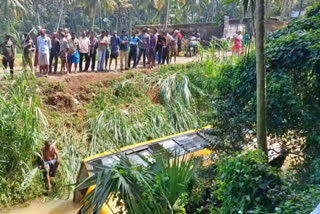 kanyakumari  school bus overturns in Canal  Private school  school bus overturns in Canal near kanyakumari  Private school bus overturns in Canal  kanyakumari  kanyakumari school bus accident  kanyakumari news  kanyakumari latest news  bus accident  பள்ளி வாகனம்  போலீசார் விசாரணை  விசாரணை  கால்வாயில் கவிழ்ந்த பள்ளி வாகனம்  பட்டிணம் கால்வாயில் தனியார் பள்ளி பேருந்து  கன்னியாகுமரி  தனியார் பள்ளி