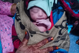 woman gave birth to son in train in Sirohi