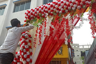 Customers have more faith in artificial flowers than original ones