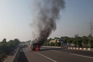 Fire Broke out in Car in Jaipur Agra Highway