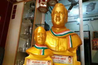 gold polished marble statue of rajiv gandhi