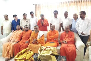 Guru Peetha Swamiji visited Jarakiholi house