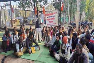 farmers sitting on dharna