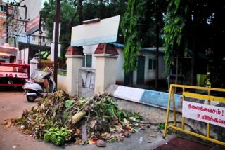 காவல் நிலையம் முன்பு குப்பையை கொட்டி சென்ற நகராட்சி ஊழியர்