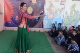 Neelakshi khandekar of delhi teaching kathak to girl of shivpuri