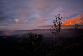 Erupting Hawaii volcano spurs warning for people to prepare to evacuate  mauna loa volcano  mauna loa  hawaii  മൗന ലോവ  അഗ്നിപര്‍വ്വതം  മൗന ലോവ അഗ്നിപര്‍വ്വതം  ഹവായി ദ്വീപ്  മൗന ലോവ അഗ്നിപര്‍വ്വത സ്‌ഫോടനം