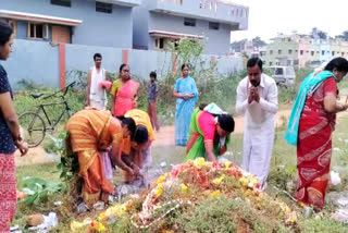 ಹಾವಿನ ಹುತ್ತಕ್ಕೆ ಬರೀ ಹಾಲಲ್ಲ ಕೋಳಿ ರಕ್ತ