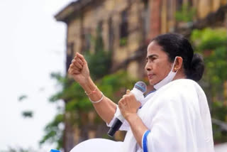 Mamata stalls prog, raps official over inadequate arrangements