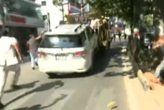 Police drags away the car of YSRTP Chief Sharmila Reddy