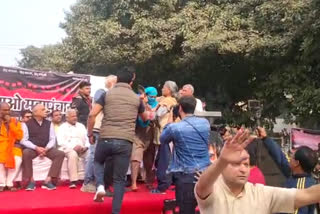 छतरपुर में बेटी बचाओ महापंचायत के मंच पर महिला ने आयोजक को चप्पल से पीटा