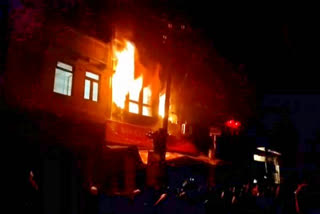 fire in house in firozabad  firozabad house fire case  death in Uttar Pradesh fire case  fire incident in Uttar Pradesh  ಘಟನೆಗೆ ಸಿಎಂ ಯೋಗಿ ಸಂತಾಪ  ಮನೆಯೊಂದರಲ್ಲಿ ಭಾರೀ ಬೆಂಕಿ  ಒಂದೇ ಕುಟುಂಬದ ಆರು ಮಂದಿ ಮೃತ  ಪಾಧಮ್​ ಗ್ರಾಮದಲ್ಲಿ ಪೀಠೋಪಕರಣದ ಶೋರೂಮ್​ ಮಂಗಳವಾರ ರಾತ್ರಿ ಶಾರ್ಟ್ ಸರ್ಕ್ಯೂಟ್‌ನಿಂದ ಬೆಂಕಿ  ಶಾರ್ಟ್ ಸರ್ಕ್ಯೂಟ್‌ನಿಂದ ಶೋರೂಮ್​ಗೆ ಬೆಂಕಿ  ಒಂದೇ ಕುಟುಂಬದ ಆರು ಜನ ಸಾವು