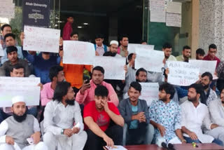 طالب علموں کو بدتمیز کہنے پرفرہاد حکیم کے خلاف احتجاج