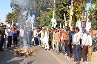 Farmers in Hoshiarpur blew effigies of CM